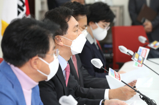 김기현(왼쪽 두번째) 국민의힘 원내대표가 27일 국회에서 열린 원내대표-법사위원 긴급간담회에서 발언하고 있다. 연합뉴스